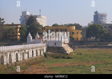 Rani Pokhari Queens Pond distrutti dopo il terremoto nel 2015 Kathmandu in Nepal Foto Stock