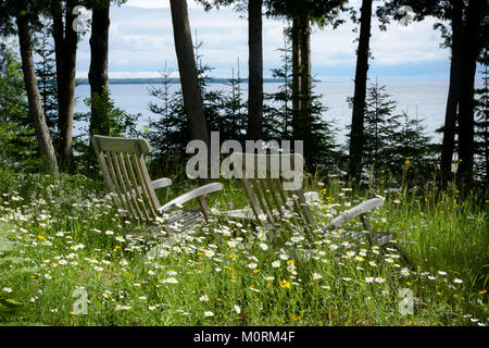 Poltrone Adirondack nel prato che si affaccia sul Lago Michigan nel Door County Wisconsin Foto Stock