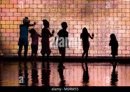 Bambini che giocano nella fontana di corona, Millenium Park di Chicago Foto Stock