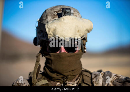 Lancia Cpl. Charles Wohlers, 1° LE artigliere, Marina Wing Support Squadron 371, prepara il suo ingranaggio per l'usura freddo prima che il fuoco motorizzato e movimento Esercizio Esercizio su serie 114, al Marine Corps Air Ground Centro di combattimento, ventinove Palms, California, Gennaio 18, 2018 come una parte di formazione integrata esercizio 2-18. Lo scopo di ITX è creare un impegnativo, addestramento realistico ambiente che produce la lotta contro-pronto di forze in grado di operare come un sistema integrato di MAGTF. (U.S. Marine Corps Foto Stock