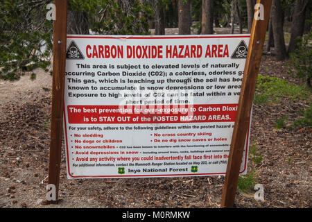 Il biossido di carbonio Area di Pericolo cartello segnaletico. Gli alberi morti intorno al lago a ferro di cavallo. Superiore al normale delle concentrazioni di CO2 sono responsabili per l'uccisione di circa Foto Stock