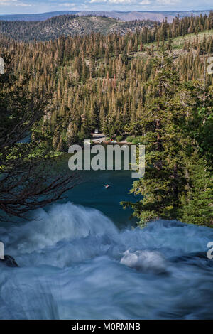 Twin Falls che si affaccia Mammoth Mountain Lakes Basin, Inyo National Forest, California, Stati Uniti d'America Foto Stock