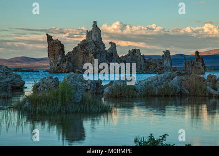 A sud di formazioni di tufo a lago Mono, Mono County, California, Stati Uniti d'America Foto Stock