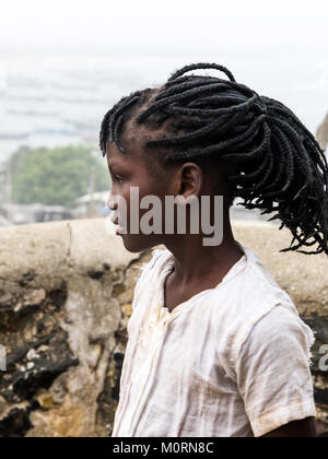 Accra, Ghana - 28 dicembre 2016: Ritratto di giovane ragazza africana in Accra, Ghana. Foto Stock