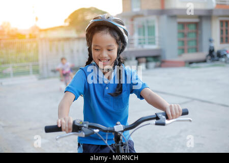 Bambino ragazza con bicicletta pieghevole. Foto Stock