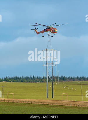 Erickson Air Crane a Drumuir wind farm site vicino a Keith in Moray. Foto Stock