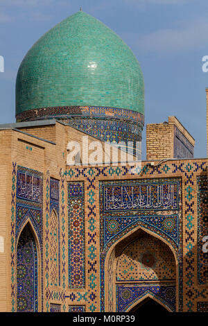 Un colorato Mausoleo di Shah-i-Zinda Mausoleo complessa, Samarcanda, Uzbekistan Foto Stock