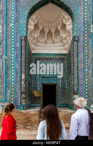 I turisti che visitano l'usto Ali Nesefi Mausoleo, lo Shah-i-Zinda Mausoleo complessa, Samarcanda, Uzbekistan Foto Stock