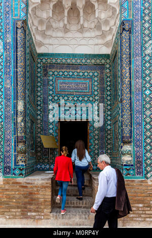 I turisti che visitano l'usto Ali Nesefi Mausoleo, lo Shah-i-Zinda Mausoleo complessa, Samarcanda, Uzbekistan Foto Stock