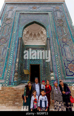 Uzbek i turisti che visitano l'usto Ali Nesefi Mausoleo, lo Shah-i-Zinda Mausoleo complessa, Samarcanda, Uzbekistan Foto Stock