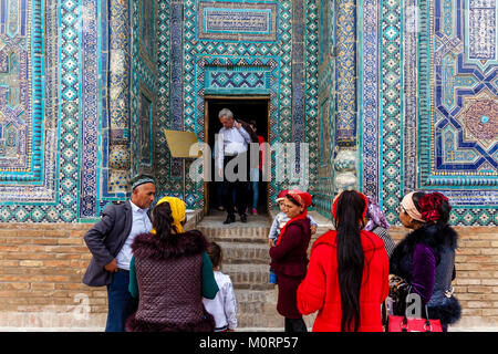 Uzbek i turisti che visitano l'usto Ali Nesefi Mausoleo, lo Shah-i-Zinda Mausoleo complessa, Samarcanda, Uzbekistan Foto Stock