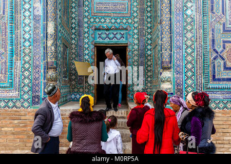 Uzbek i turisti che visitano l'usto Ali Nesefi Mausoleo, lo Shah-i-Zinda Mausoleo complessa, Samarcanda, Uzbekistan Foto Stock