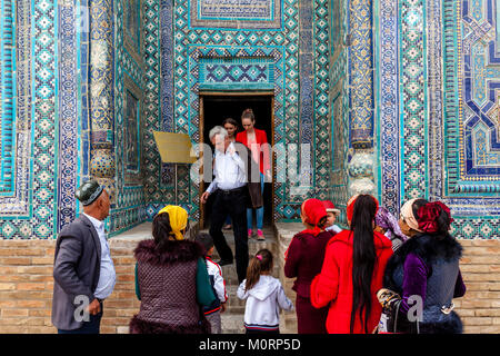 Uzbek i turisti che visitano l'usto Ali Nesefi Mausoleo, lo Shah-i-Zinda Mausoleo complessa, Samarcanda, Uzbekistan Foto Stock