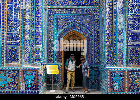 Due turisti che visitano la Shirin Beka Oka Mausoleo, lo Shah-i-Zinda Mausoleo complessa, Samarcanda, Uzbekistan Foto Stock