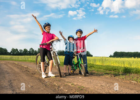 Bambini sportivo nei caschi con bici Foto Stock