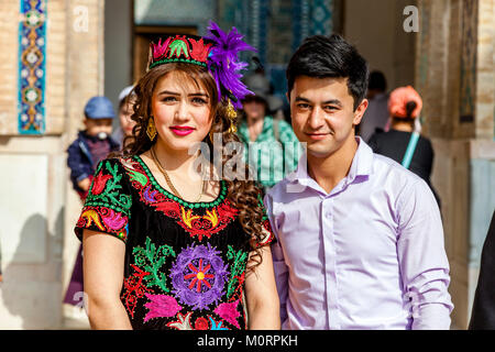 Un attraente Uzbek giovane con la donna in costume tradizionale posano per una foto di Shah-i-Zinda Mausoleo complessa, Samarcanda, Uzbekista Foto Stock