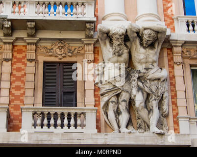 Marmo statue ornamentali sulla facciata di un edificio storico nel centro di Genova (Genova), Italia. Foto Stock