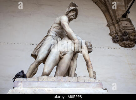 Firenze (Firenze), 28 luglio 2017 - Statua di Menelao che sorregge il corpo di Patroclus, Loggia dei Lanzi, Piazza della Signoria di fronte a Palazzo Vecchio Foto Stock