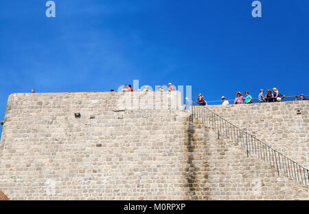 DUBROVNIK, Croazia, 17 settembre 2016 - i turisti in piedi sulle antiche mura della città di DUrovnik, Dalmazia, Croazia. Foto Stock