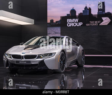DETROIT, MI/STATI UNITI D'America - 15 gennaio 2018: UN 2018 BMW i8 Coupe auto ibride al North American International Auto Show (NAIAS). Foto Stock
