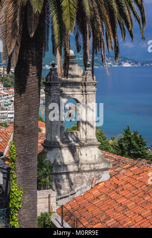 La campana della piccola chiesa cattolica di Leopoldo Mandic su mica Pavlovica Square sulla città vecchia di Herceg Novi città in Montenegro Foto Stock
