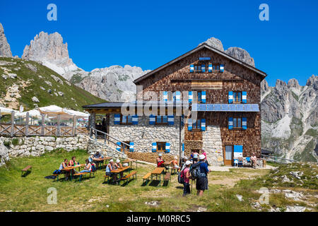 Dolomiti, Italia, Luglio 15, 2015 - Il rifugio Roda di Vaèl è situato sulla sella di Ciampaz, a un'altezza di 2283 metri, nel mezzo del gruppo del Catinaccio Foto Stock