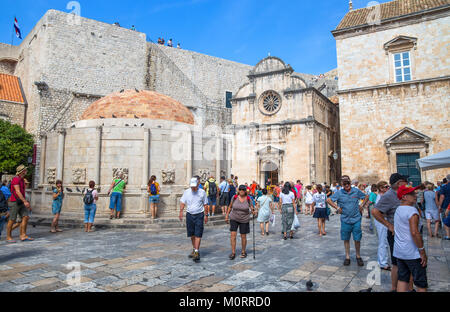 DUBROVNIK, Croazia, 17 settembre 2016 - i turisti in piedi sulle antiche mura della città di DUrovnik, Dalmazia, Croazia. La sua bellezza è elencato in U Foto Stock