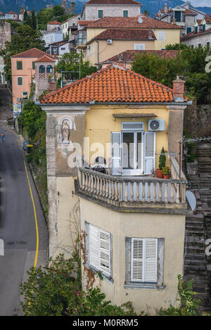 Old tenement case a Herceg Novi città sul mare Adriatico Baia di Kotor costa in Montenegro Foto Stock