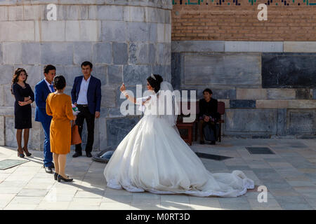 Un 'Just Married " Coppia Giovane arrivano al Registan complesso per le loro foto di nozze, il Registan, Samarcanda, Uzbekistan Foto Stock