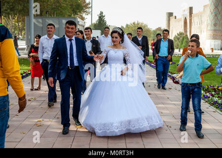 Un 'Just Married " Coppia Giovane arrivano al Registan complesso per le loro foto di nozze, il Registan, Samarcanda, Uzbekistan Foto Stock