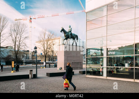 Helsinki, Finlandia - 10 dicembre 2016: la statua equestre del maresciallo Mannerheim è un monumento al maresciallo di Finlandia Carl Gustaf Emil Mannerheim. Foto Stock