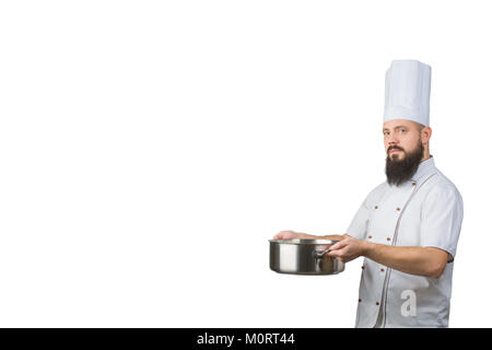 Ritratto di un maschio barbuto chef di cucina pan di contenimento isolato su uno sfondo bianco. Spazio per il testo Foto Stock