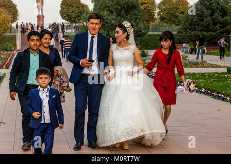 Un 'Just Married " Coppia Giovane arrivano al Registan complesso per le loro foto di nozze, Samarcanda, Uzbekistan Foto Stock