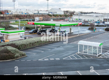 Carburante stazione di riempimento in corrispondenza di Asda store,Hartlepool,l'Inghilterra,UK Foto Stock