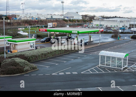 Carburante stazione di riempimento in corrispondenza di Asda store,Hartlepool,l'Inghilterra,UK Foto Stock