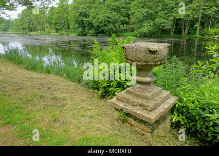Le Cascade and Artificial Ruins at Stowe, Buckinghamshire, sono elementi paesaggistici del XVIII secolo progettati da Capability Brown. La cascata collega il lago dell'Ottagono al lago degli undici acri, con l'acqua che scorre sopra una serie di archi. Le rovine artificiali, costruite nel 1730, sono progettate per apparire come se fossero resti antichi. Foto Stock