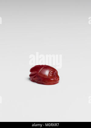 Uno scarabeo carneliano, un tipo di manufatto antico egizio, conservato nella collezione del Metropolitan Museum of Art Gli scarabei erano comunemente usati come amuleti e simboli di protezione nella cultura egiziana. Foto Stock