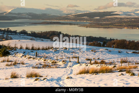 Scena invernale del fiume Clyde dalla collina sopra Langbank, con montagne coperte di neve, cielo blu e acque calme nella luce della sera, Strathclyde, Scozia, Regno Unito Foto Stock