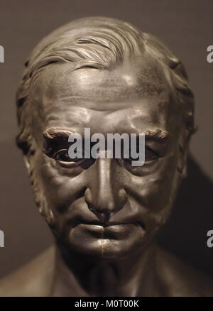 Questo busto di Carl Friedrich Gauss, creato prima del 1900, onora il famoso matematico noto per i suoi contributi alla teoria dei numeri, all'algebra e alla statistica. Gauss è considerato uno dei matematici più influenti della storia. Foto Stock