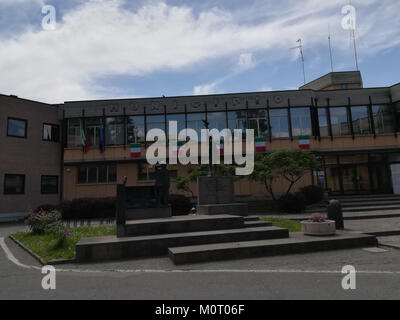 Fotografia di Cavriago, un comune della provincia di Reggio Emilia, in Italia, che ne evidenzia l'architettura e il paesaggio locali. Foto Stock