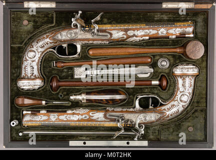 Questo paio di pistole a pietra focaia, MET LC-28 196 1a b 2a l-011, è un esempio di armi da fuoco dei primi anni del XVIII secolo, caratterizzate da un'intricata maestria artigianale e da elementi di design storici. Foto Stock