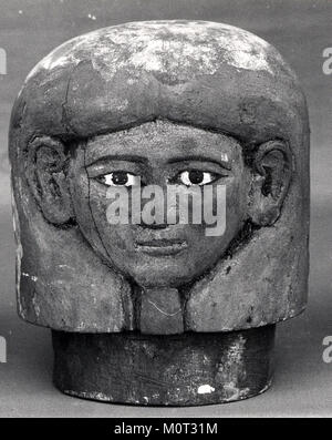 Questi coperchi canopici dell'era del Regno di mezzo, risalenti a circa 1981â€“1802 a.C., furono scoperti nella tomba di Ukhhotep a Meir, in Egitto. Scolpito in legno e dipinto, ogni coperchio misura circa 11,5 cm di altezza. Attualmente sono ospitati al Metropolitan Museum of Art di New York. Foto Stock