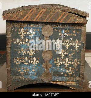 Questo Cassone, un petto decorato dall'Italia, presenta un motivo Fleur-de-Lis, che rappresenta il simbolismo aristocratico. È stato realizzato durante il periodo rinascimentale ed è un notevole esempio di design di mobili italiani. Foto Stock