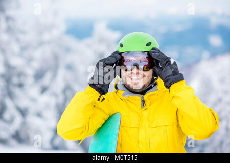 Uomo che indossa occhiali sportivi all'aperto Foto Stock