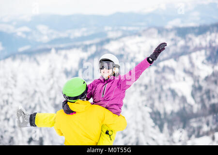 Matura in abbigliamento sportivo durante la vacanza invernale sulle montagne Foto Stock