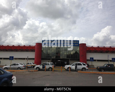 Il Central de Autobuses è un importante terminal degli autobus situato a città del Messico, che funge da hub di trasporto per i viaggiatori in tutto il paese. Il terminal facilita i servizi di autobus interurbani, offrendo ai passeggeri una varietà di rotte per destinazioni all'interno del Messico e oltre. Si tratta di una parte essenziale delle infrastrutture della città, che collega i passeggeri con diverse regioni e fornisce servizi per un'esperienza di viaggio confortevole. Foto Stock