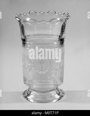 Questo vaso di sedano, esposto al Metropolitan Museum of Art, è un bell'esempio di arte decorativa della fine del XIX secolo. Presenta un'intricata maestria artigianale e un design elegante, popolare in epoca vittoriana. Lo stile ornato del vaso, realizzato per tenere sedano durante i pasti, riflette l'attenzione del periodo sull'estetica formale della cena. Foto Stock