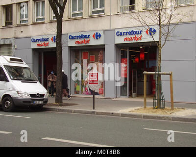 Carrefour Market situato a Parigi, Francia. Questo supermercato fa parte della catena Carrefour, che offre una vasta gamma di generi alimentari e prodotti essenziali per la vita quotidiana ai consumatori nell'area di Parigi. Foto Stock