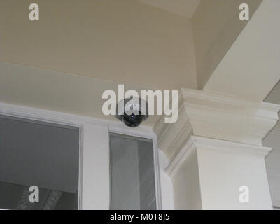 Questo filmato CCTV di Londra cattura varie scene della città, mostrando l'uso di sistemi di sorveglianza in ambienti urbani per monitorare e proteggere gli spazi pubblici. Foto Stock