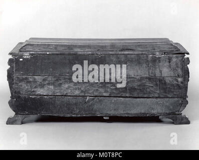 Il Cassone, catalogato come MET SF-1975-1-1944a, è uno scrigno riccamente decorato del XIV secolo. Presenta intricate incisioni e vivaci dipinti tipici dell'artigianato italiano di quel periodo. Il petto è stato probabilmente utilizzato per conservare oggetti di valore o vestiti ed è un esempio di arte decorativa medievale Foto Stock